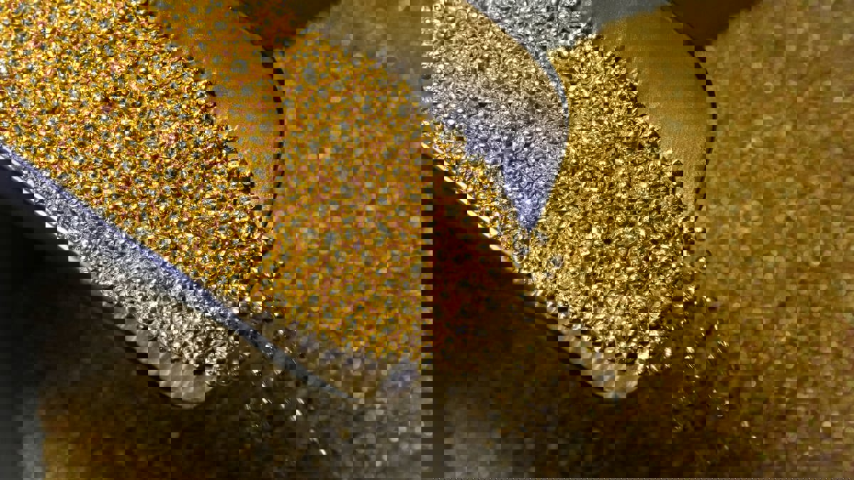 الذهب يهبط أكثر من 1% مع ارتفاع عوائد السندات