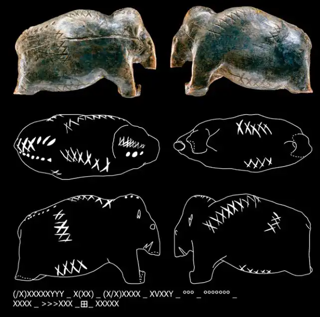 مجموعة كاملة من العلامات المنقوشة على تمثال الماموث.