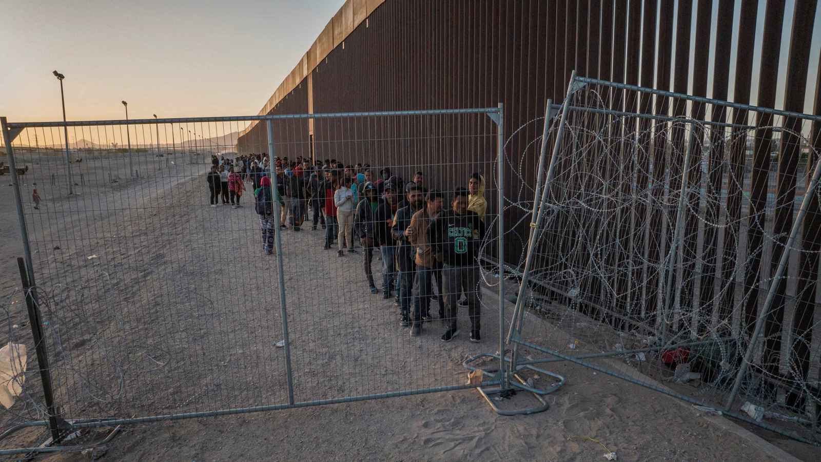 قبل الوداع.. بايدن يقدم "هدية" للمهاجرين في الولايات المتحدة