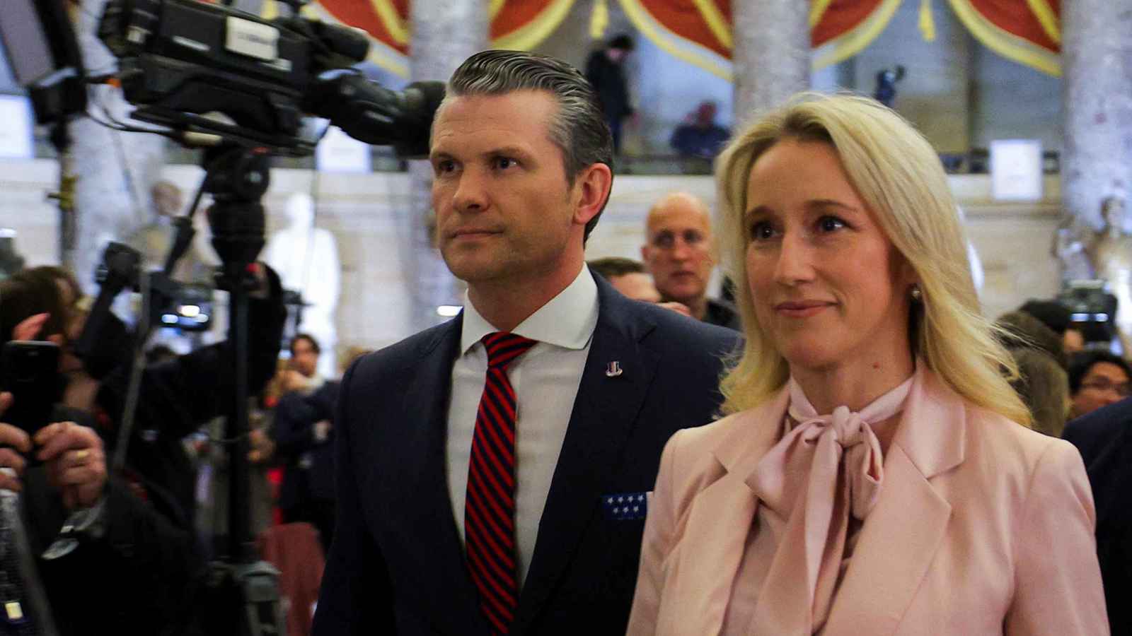 زوجة هيغسيث تحضر اجتماعات "حساسة".. ماذا يريد وزير الدفاع الأمريكي؟