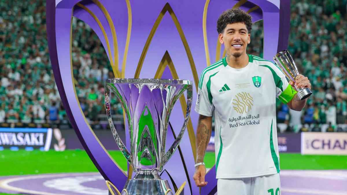 قبلات وعناق.. لقطات رائعة بين فيرمينو ولاعبي الأهلي السعودي (فيديو)