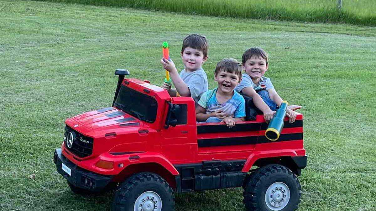 طفل يحزم أمتعته في "كيس قمامة" للمبيت عند جاره (فيديو)