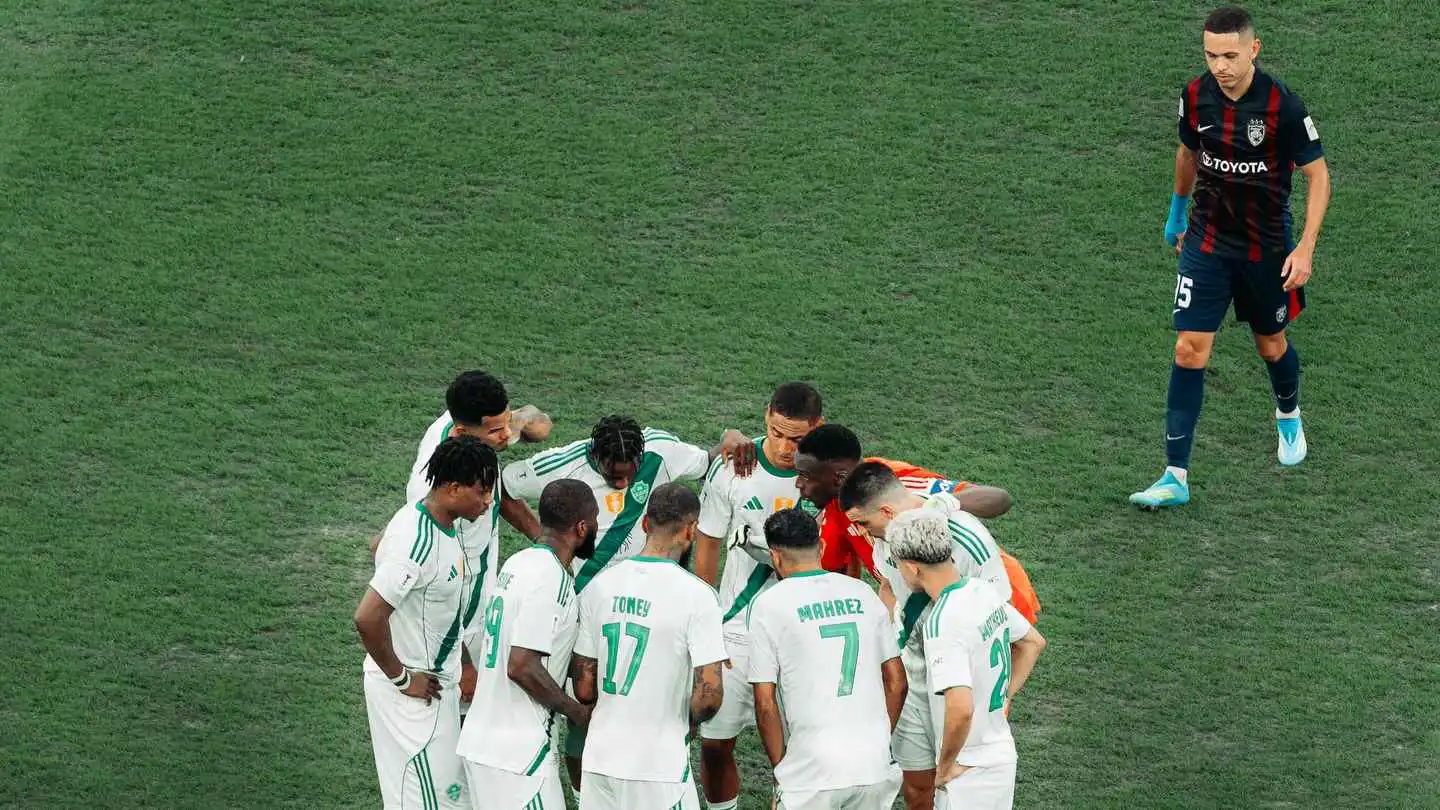 نقطة التحول.. لحظة اجتماع لاعبي الأهلي السعودي بعد طرد مجرشي (فيديو)