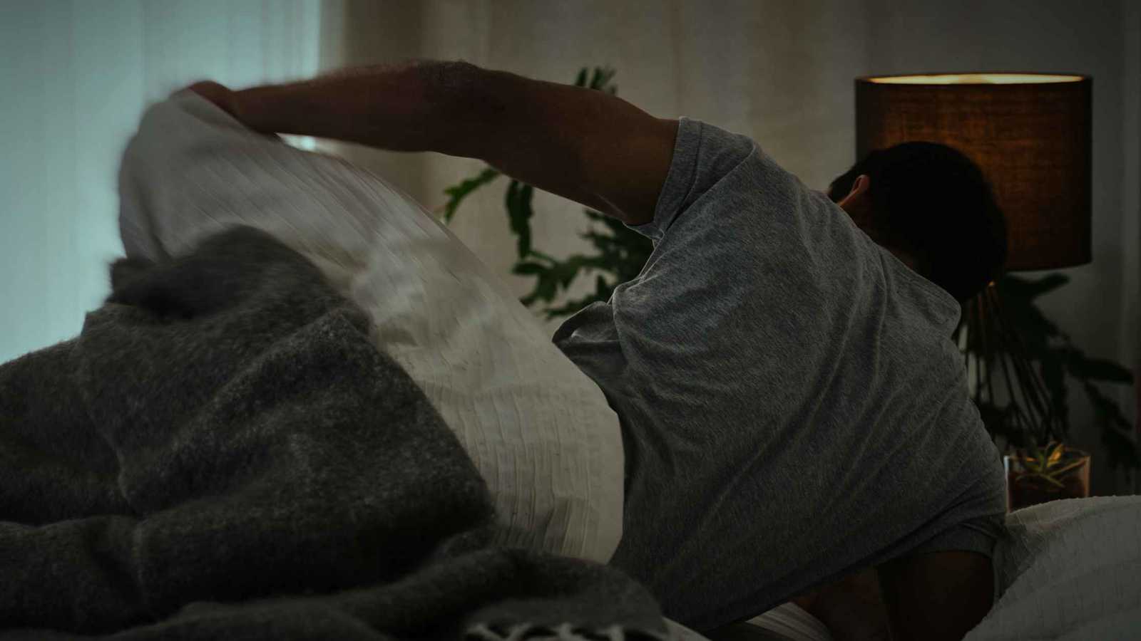 الاستيقاظ فجراً ليس اضطراباً.. ما لا تعرفه عن النوم التاريخي