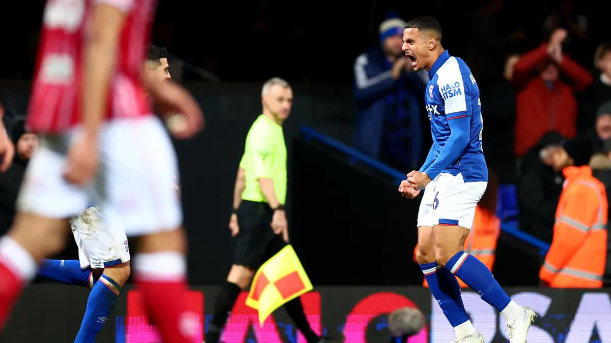 علي الحمادي يسجل هدفًا ويضيع ركلة جزاء في فوز إبسويتش على بريستول سيتي