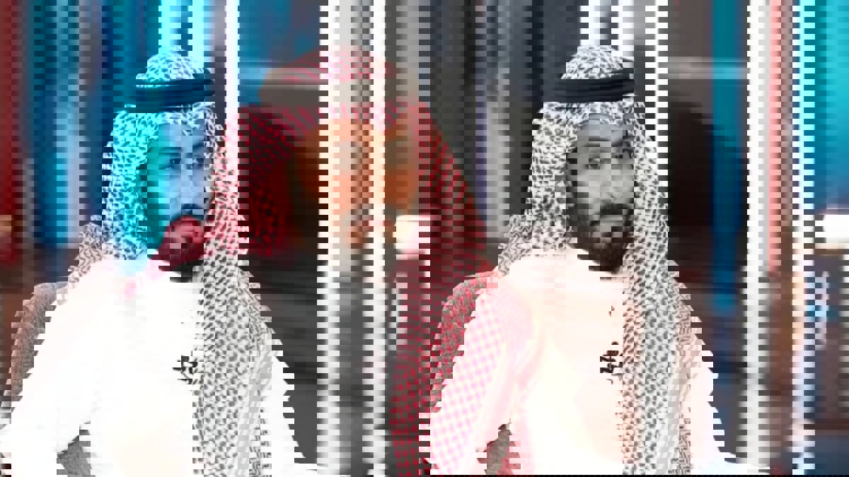 عبد الرحمن المطيري يثير جدلاً بمشهد مصارعة بالزي السعودي (فيديو)