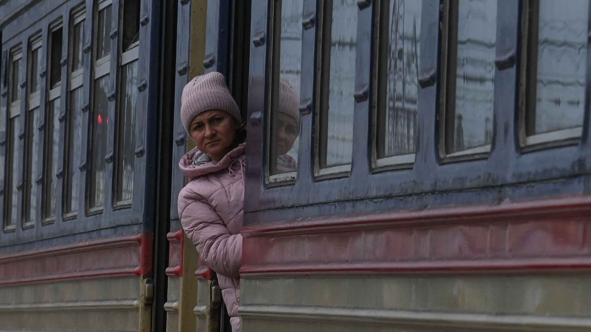 امرأة أرادت الانتحار تحت عجلات القطار.. فكانت الصدمة (فيديو)