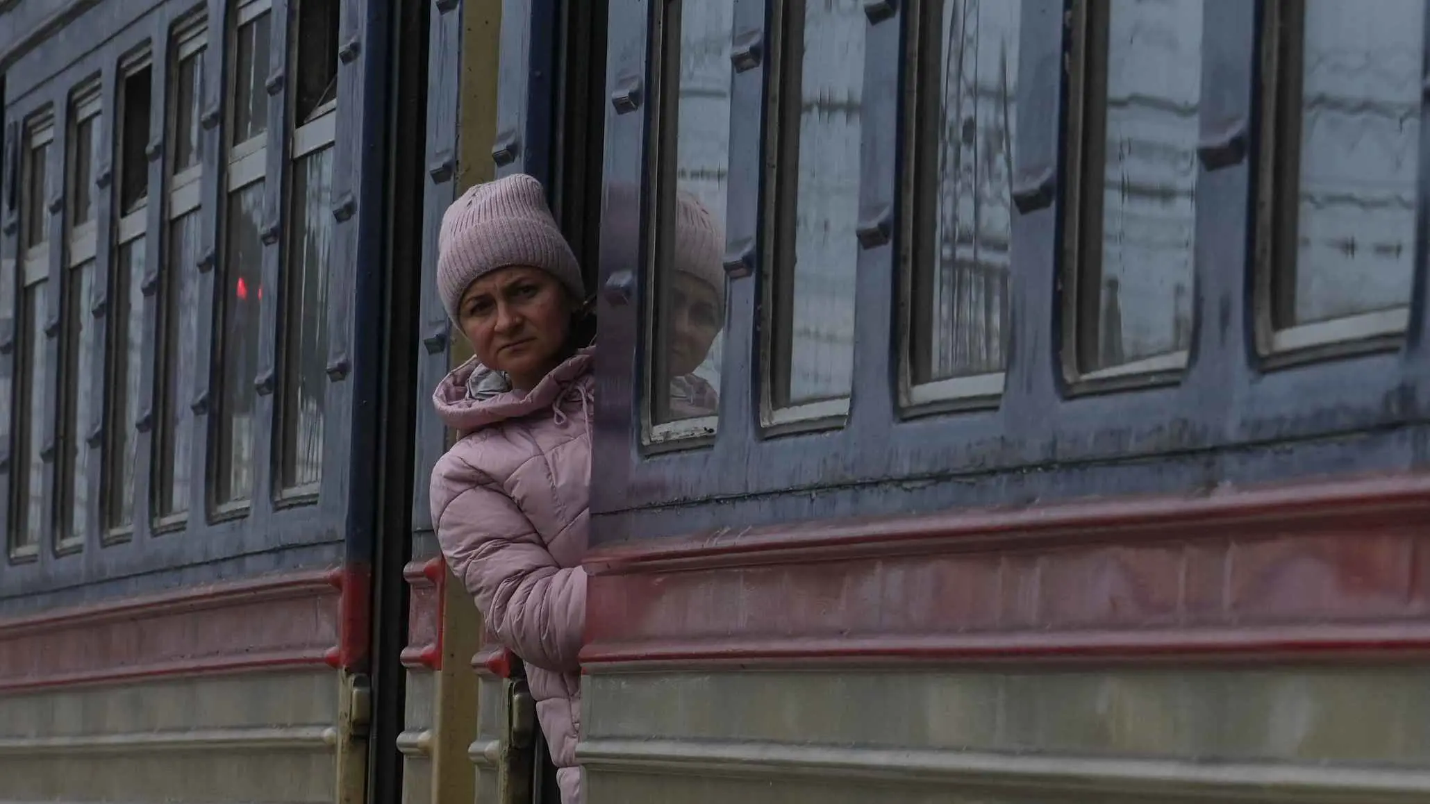 امرأة أرادت الانتحار تحت عجلات القطار.. فكانت الصدمة (فيديو)