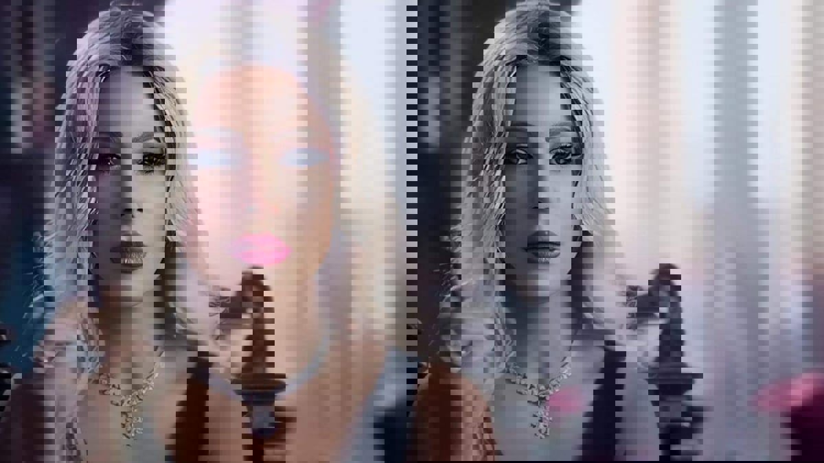 سوزان نجم الدين تثير الجدل بمظهرها في عزاء شقيق أحمد حلمي 