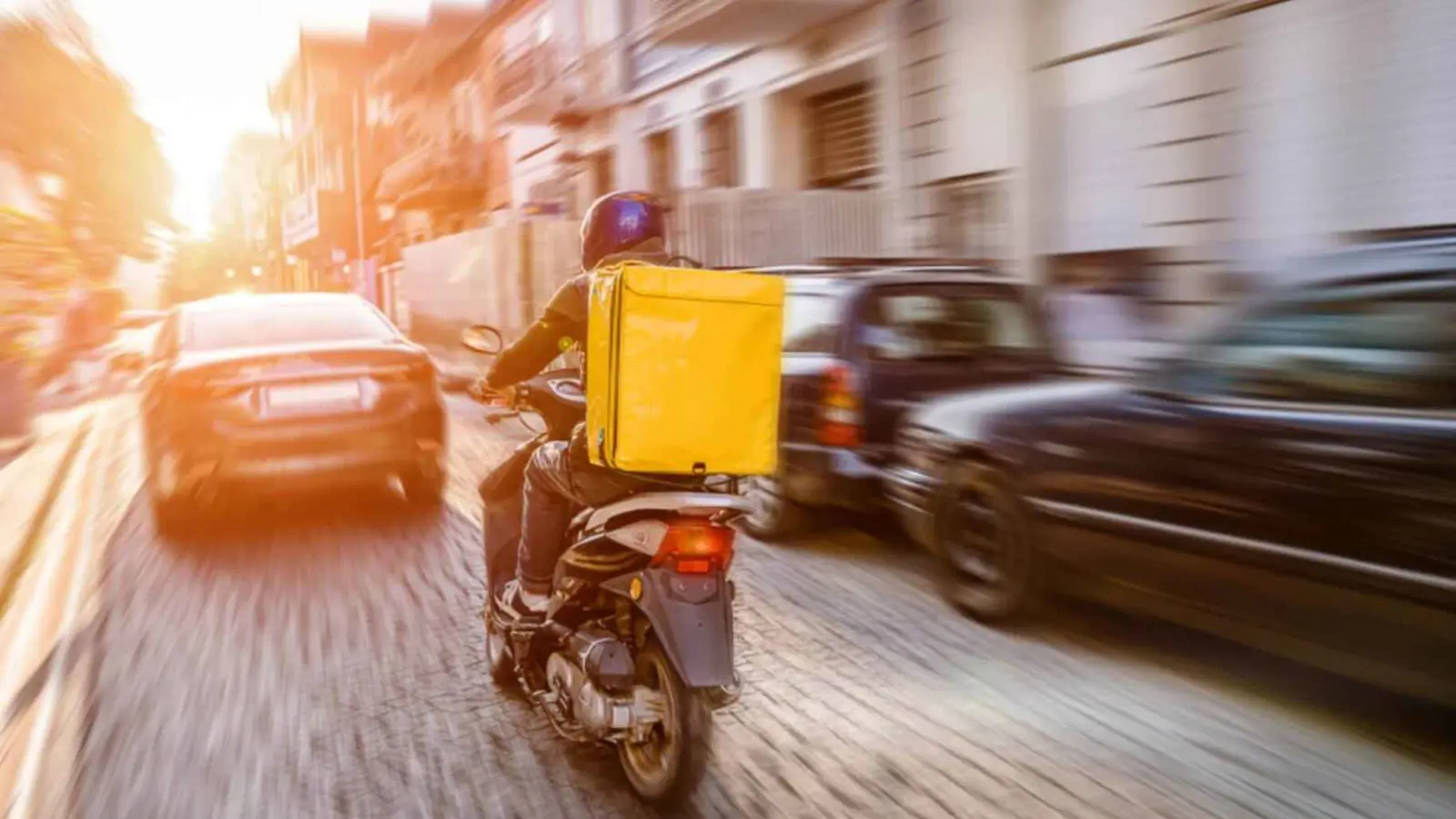 طفلة بدل الطعام.. عامل توصيل في القاهرة يُصدم بطلب لا يصدّق (فيديو إرم)