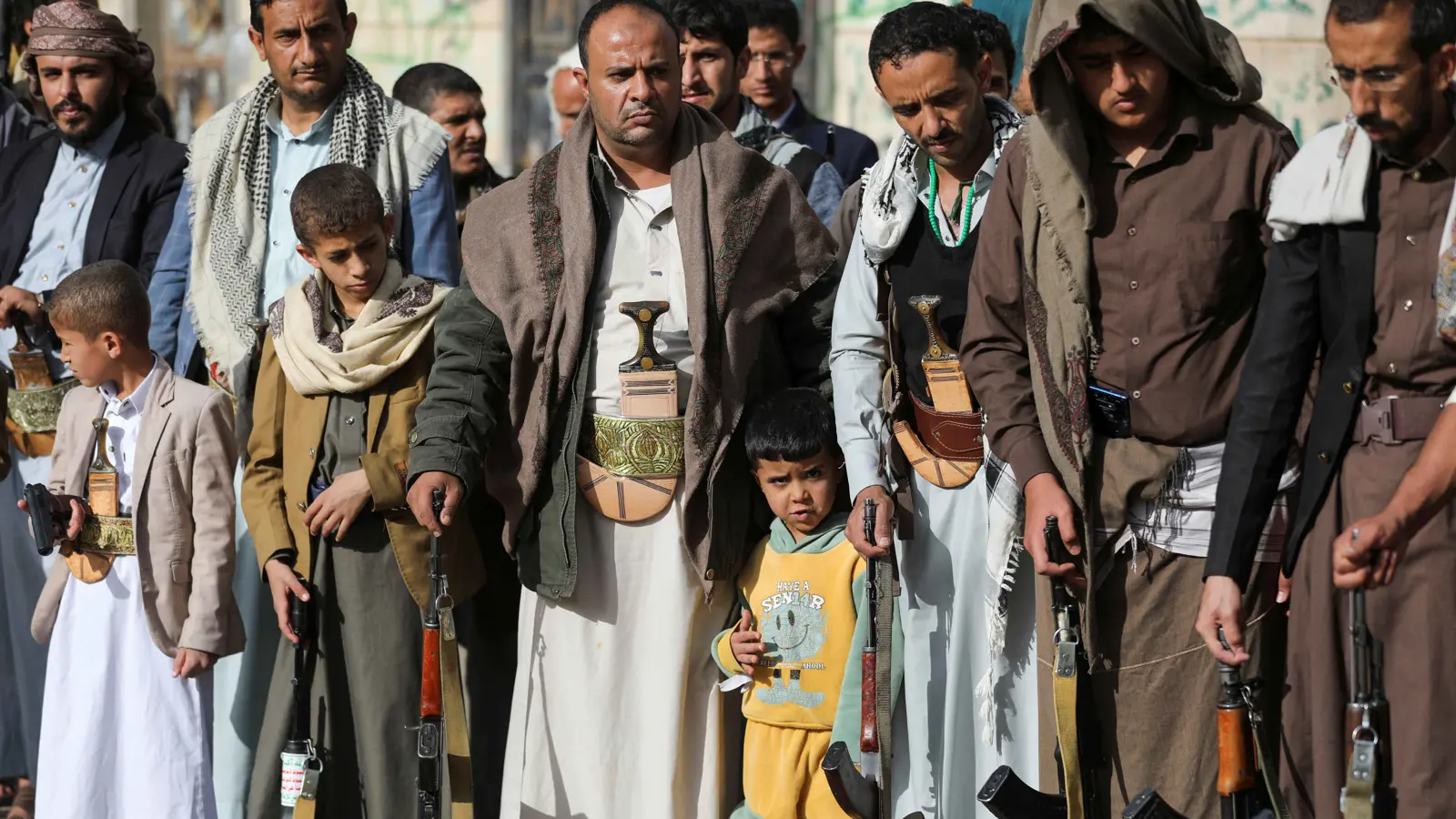 الغارات تكشف المواقع السرية.. توجيهات لقيادات ميليشيا الحوثي بالإخلاء