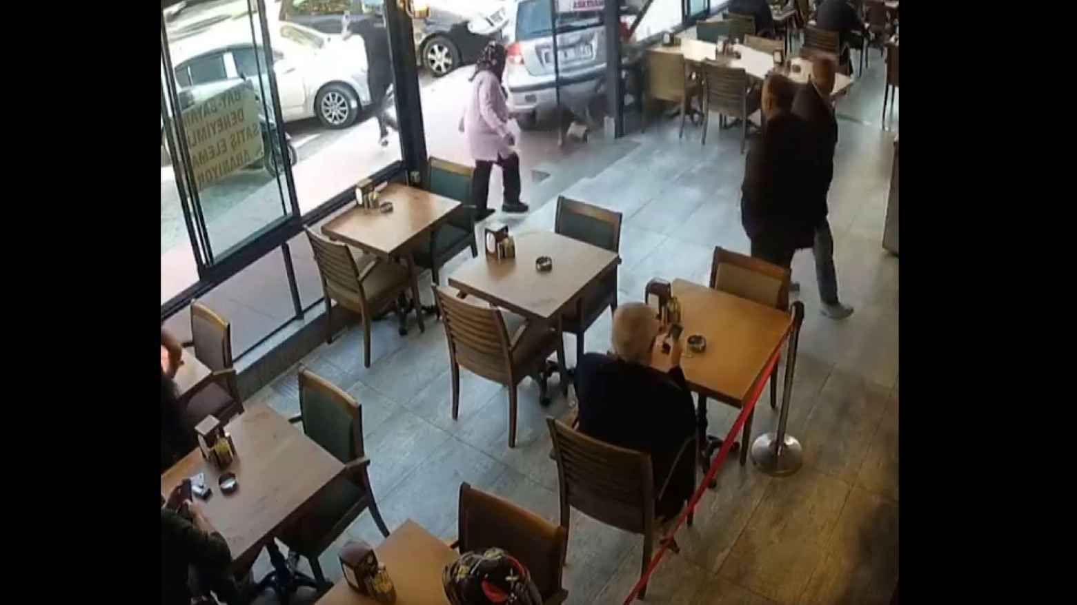 مروع.. مصرع مسنة في اقتحام سيارة لمقهى(فيديو)