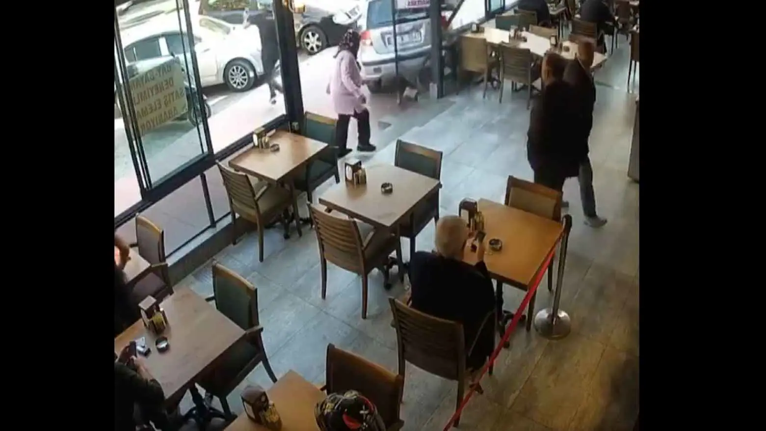 مروع.. مصرع مسنة في اقتحام سيارة لمقهى(فيديو)