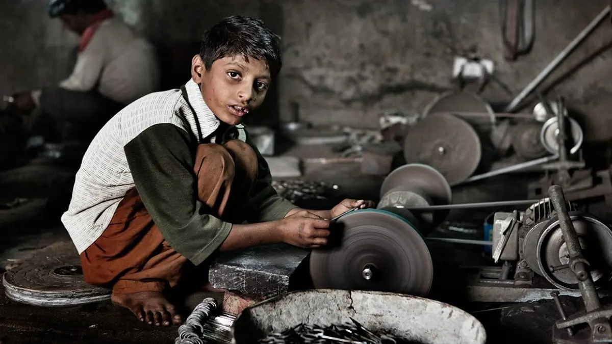 مسؤول: نحو 70 ألف طفل في إيران يعملون في ورش ومهن مختلفة