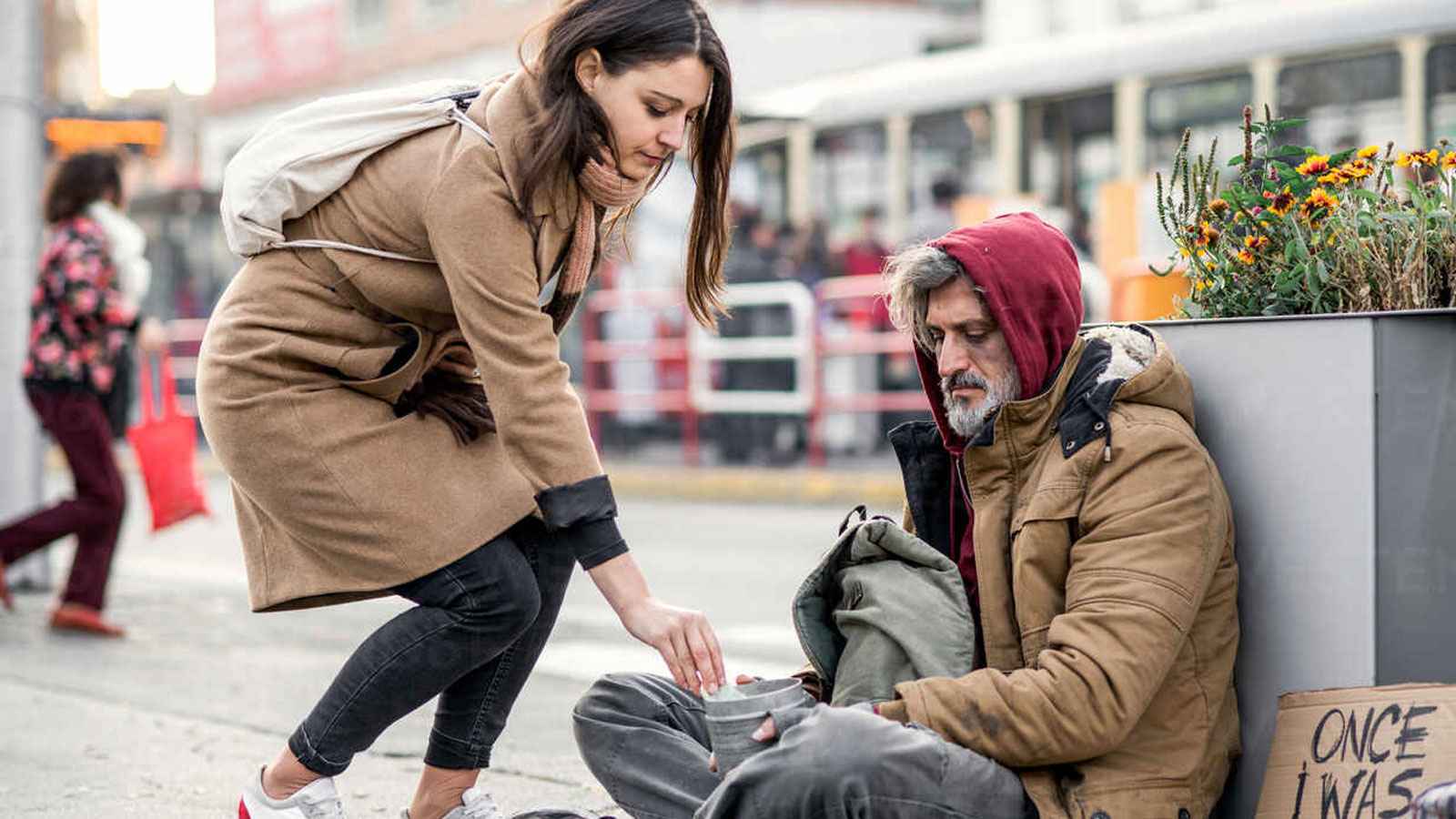 دراسة: النساء أكثر كرمًا من الرجال