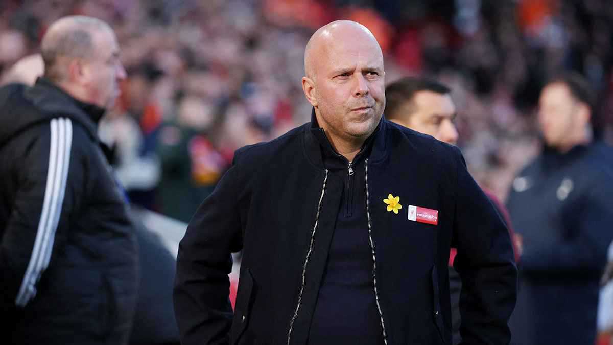 لخلافة سلوت.. أسطورة ليفربول ينتظر اتصال الإدارة 