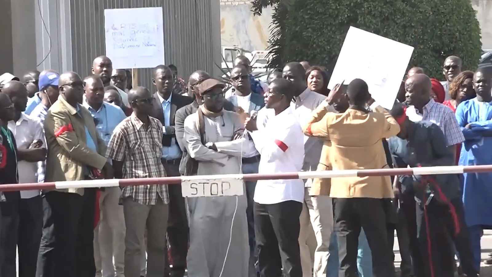 السنغال.. موجة فصل تعسفي لآلاف الموظفين في القطاع العام