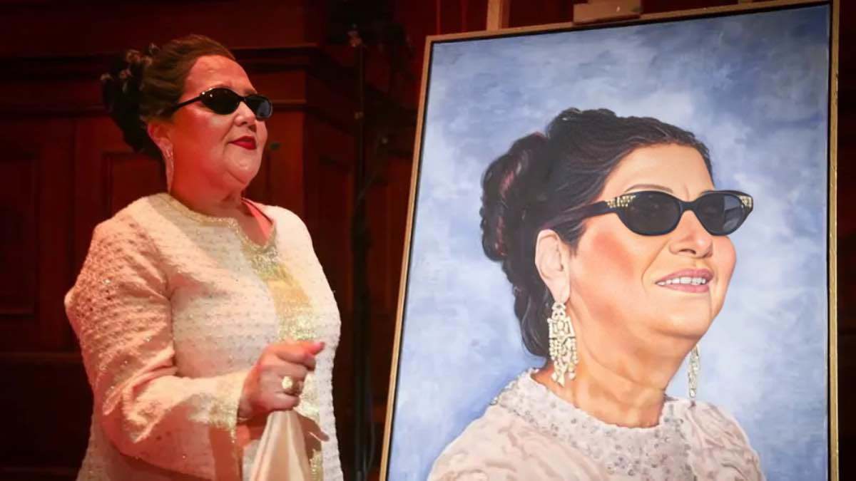 سيدة أعمال مغربية تحيي سهرة غنائية في هولندا بشخصية أم كلثوم (صور)