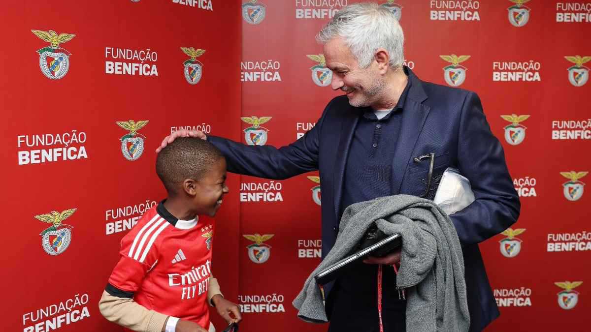 أنقذ والدته بشجاعة.. مورينيو يكرم "البطل الصغير" (صور) 