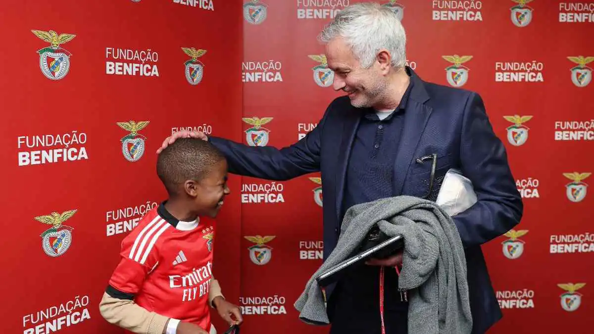 أنقذ والدته بشجاعة.. مورينيو يكرم "البطل الصغير" (صور)