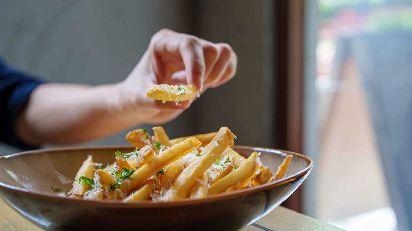 التنويم المغناطيسي ينقذ طفلاً مدمناً على أكل "البطاطا" (صور)