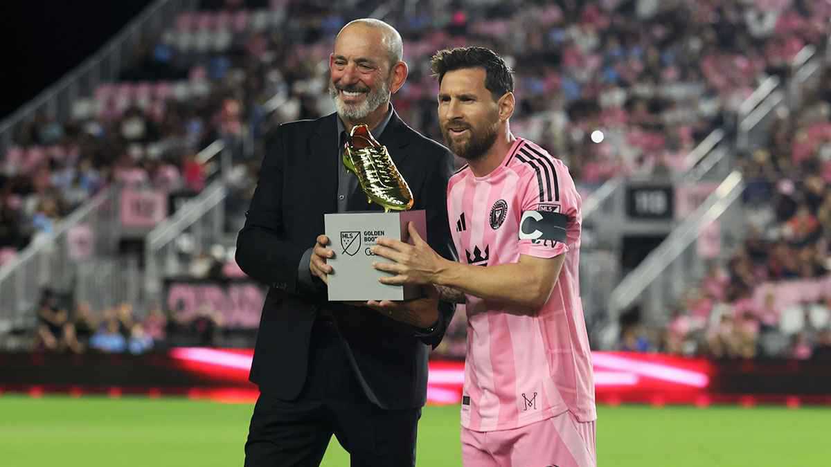 ميسي يتسلم جائزة الحذاء الذهبي قبل مباراة إنتر ميامي وناشفيل (فيديو)