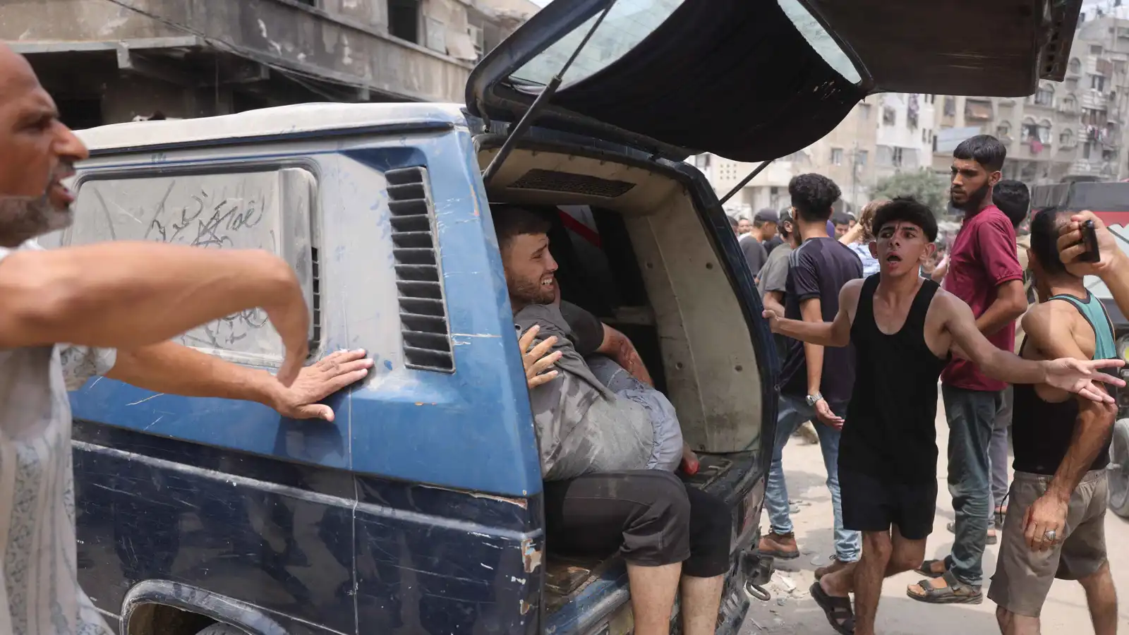 بينهم طالبو مساعدات.. عشرات القتلى في غارات إسرائيلية على غزة