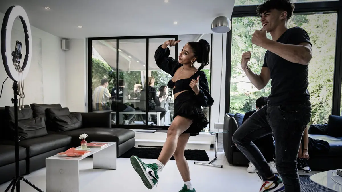 تحقيق يكشف عن إثارة "تيك توك" حالات جنون وعدائية في المجتمعات