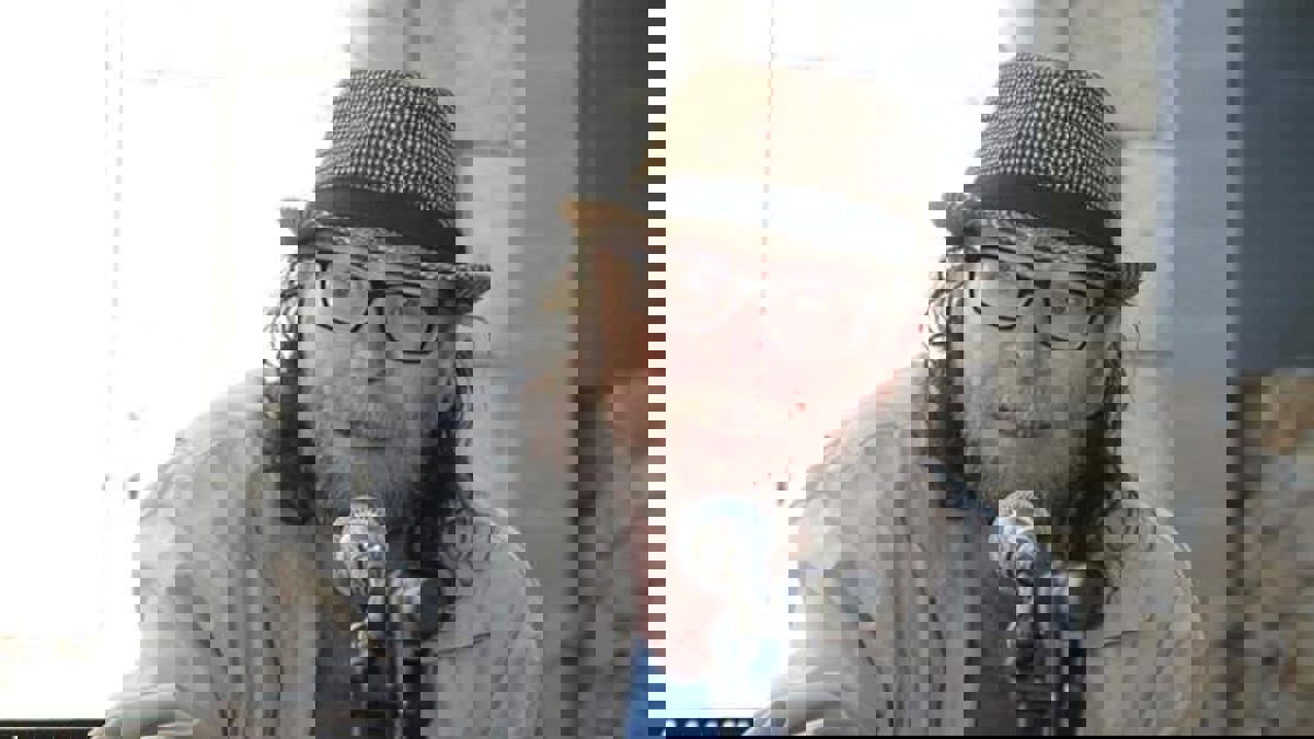 الشاعر الفلسطيني مهيب البرغوثي: معظم المثقفين موظفون لدى السلطة ولا يحق لهم الانتقاد