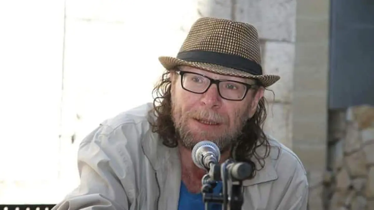 الشاعر الفلسطيني مهيب البرغوثي: معظم المثقفين موظفون لدى السلطة ولا يحق لهم الانتقاد