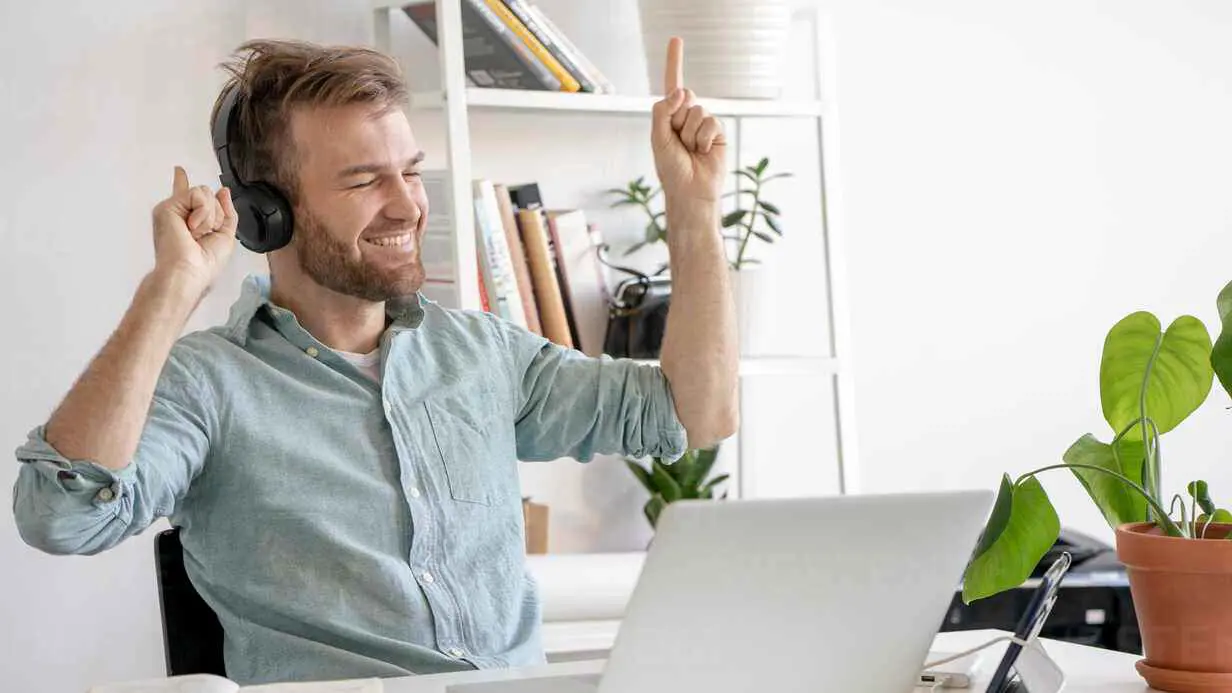 الموسيقى في المكاتب تحسّن المزاج وتؤثر على الإنتاجية