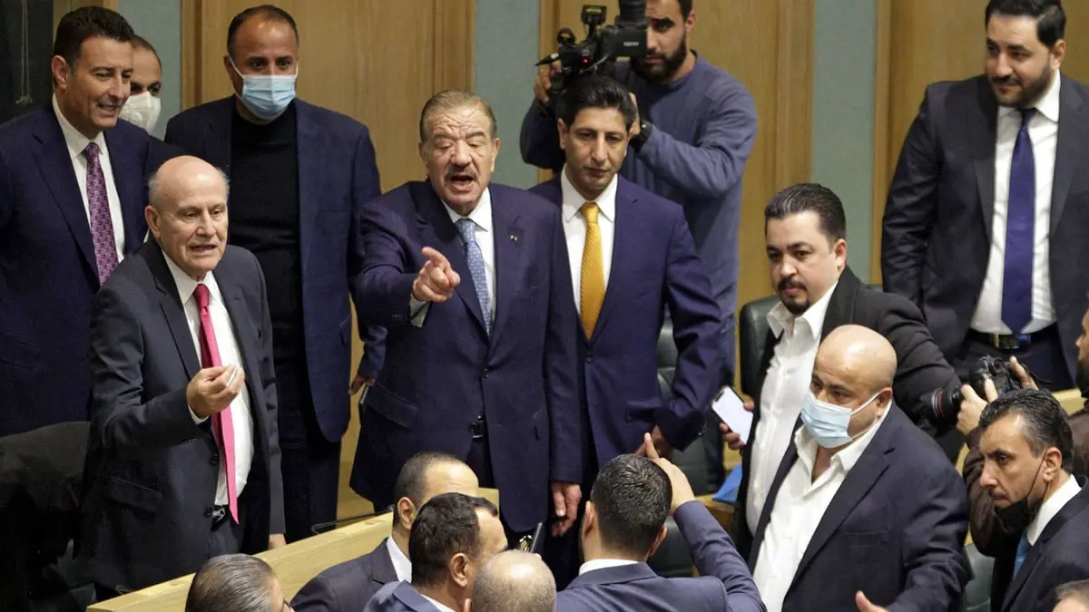 بعد جدل وعراك بالأيدي.. البرلمان يقر إضافة كلمة "الأردنيات" للفصل الثاني من الدستور