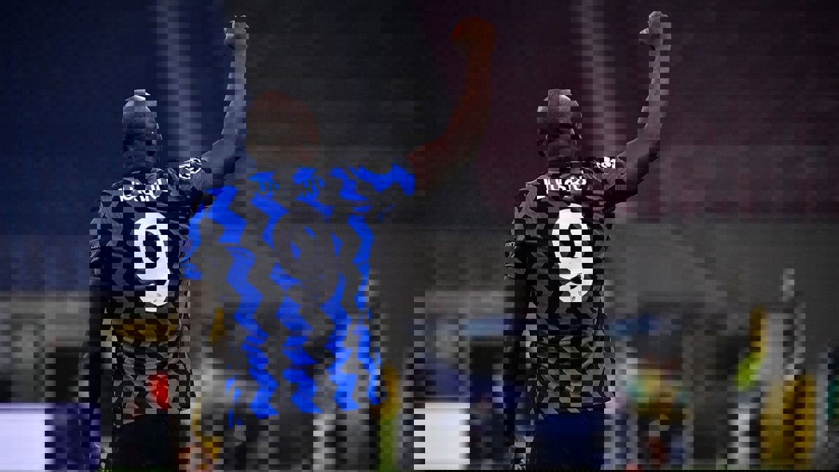 صحف رياضية: هجوم كامل من أجل ليفاندوفسكي.. وشمس لوكاكو تسطع على أرض إنتر ميلان