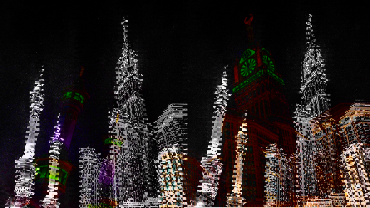 السعودية تتيح للأجانب حَمَلَة الإقامة المميزة الانتفاع بعقارات مكة والمدينة لمدة 99 عامًا