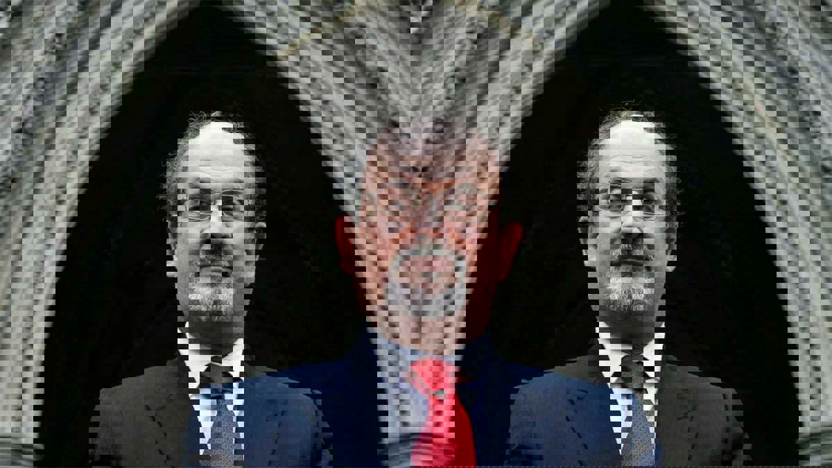 مهاجم سلمان رشدي: أحترم الخميني ولم أقرأ سوى صفحتين من "آيات شيطانية"