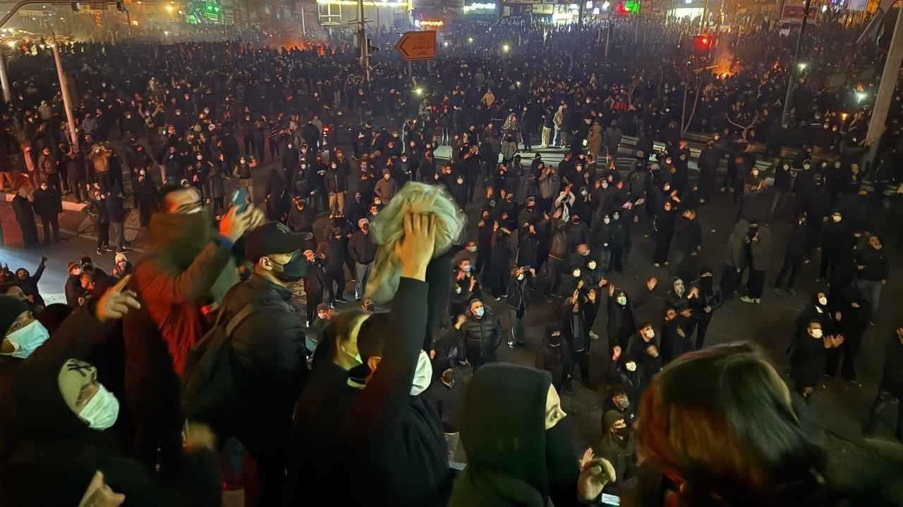 طهران: 8 قتلى من رجال الأمن واعتقال 100 مسلح (صور)