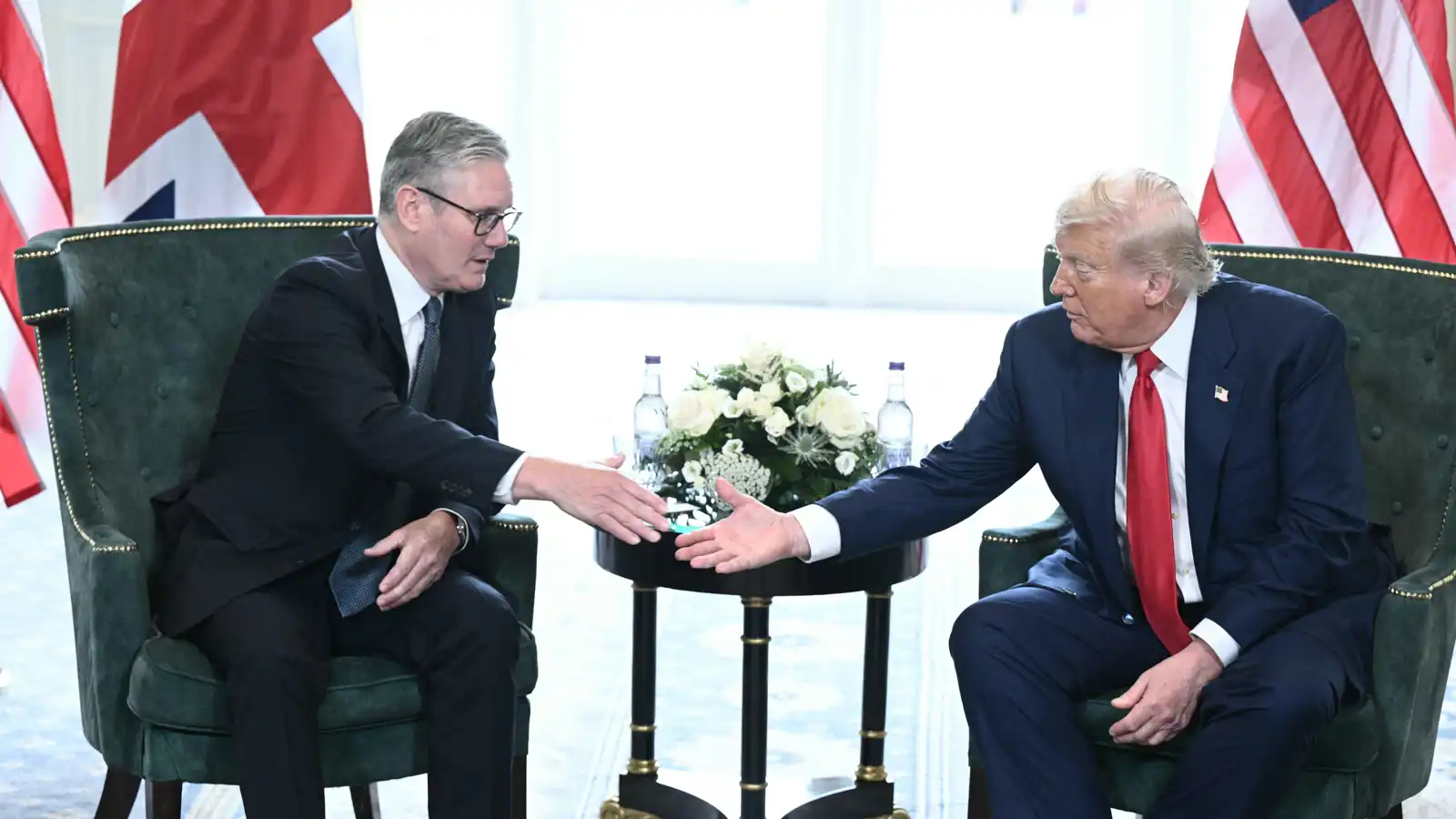 ترامب وسترامر يتفقان على العمل معا لإنهاء "البؤس والجوع" في غزة