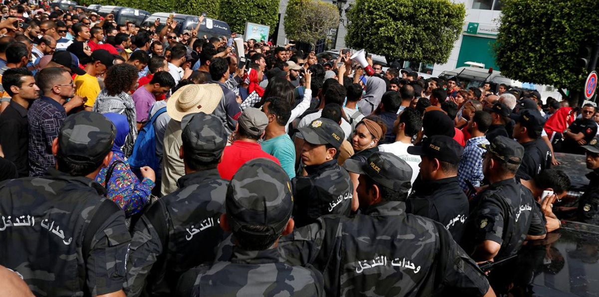 التونسيون يحيون ذكرى الثورة وسط احتجاجات على سوء الأوضاع المعيشية (صور فيديو)