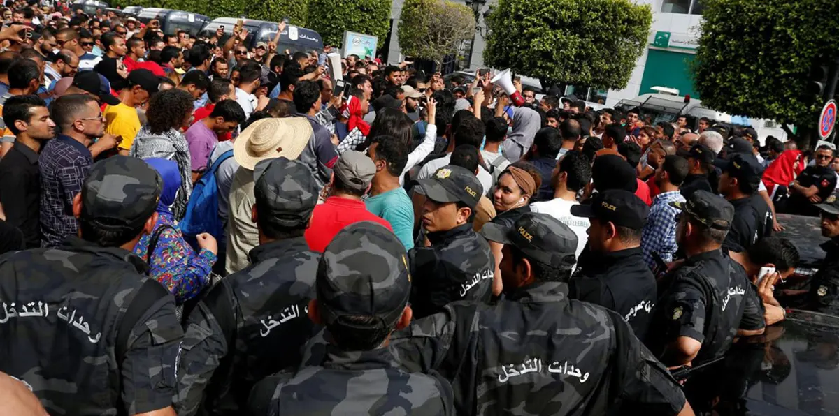 التونسيون يحيون ذكرى الثورة وسط احتجاجات على سوء الأوضاع المعيشية (صور فيديو)