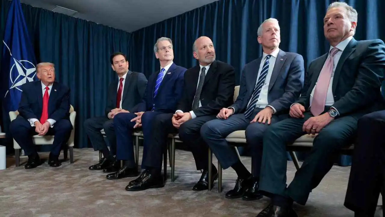 الأحذية السوداء والبدلات الزرقاء تشكل الزي الرسمي لترامب وقا