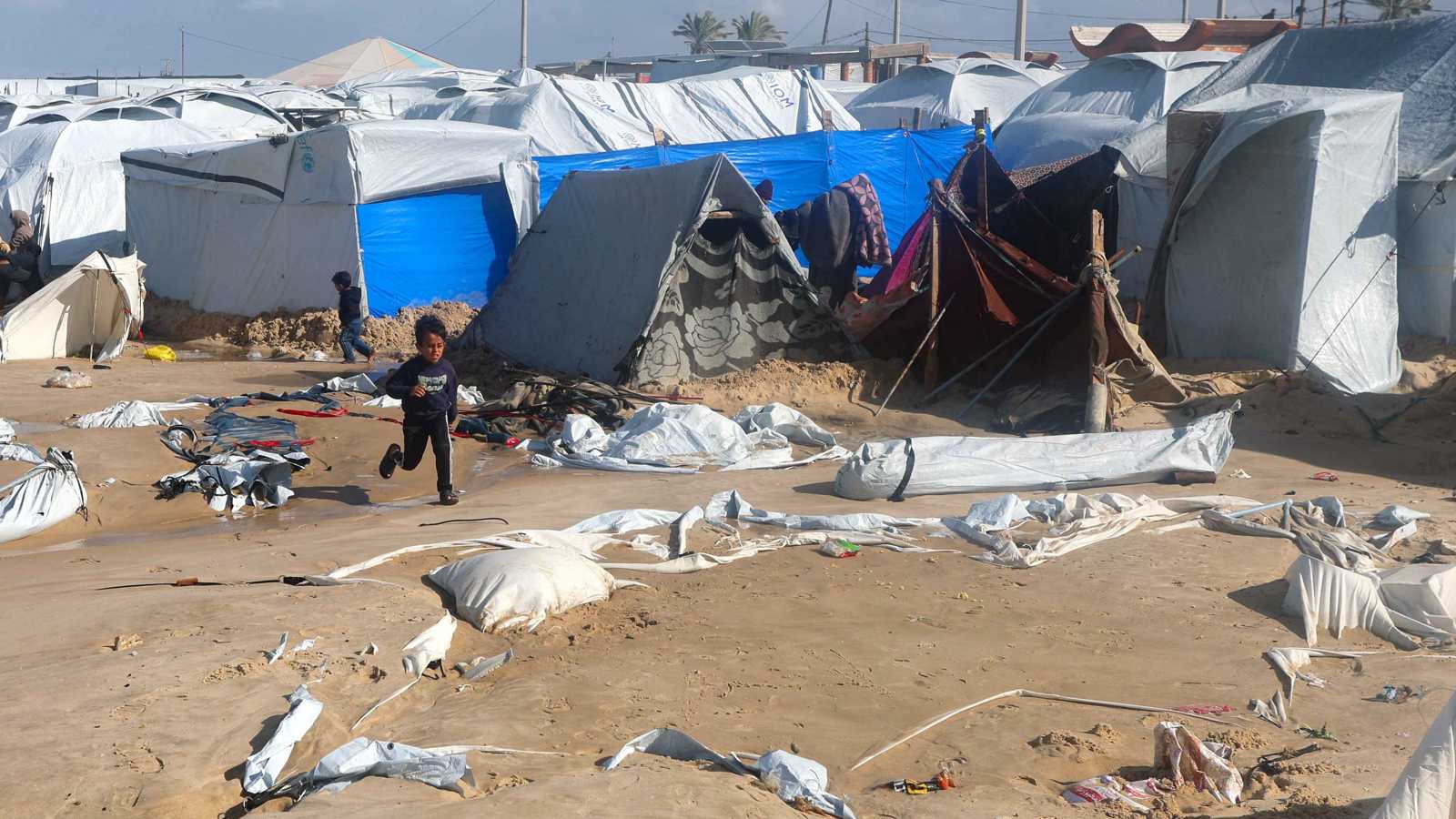 غزة.. وفاة رضيعة بسبب البرد ومصرع أم وطفلتها باحتراق خيمة للنازحين (فيديو)