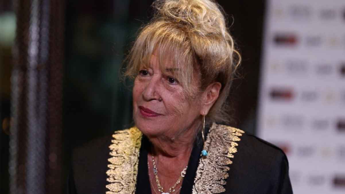 بعد غياب 19 عاماً.. منى واصف تستقبل نجلها في مطار دمشق (فيديو)