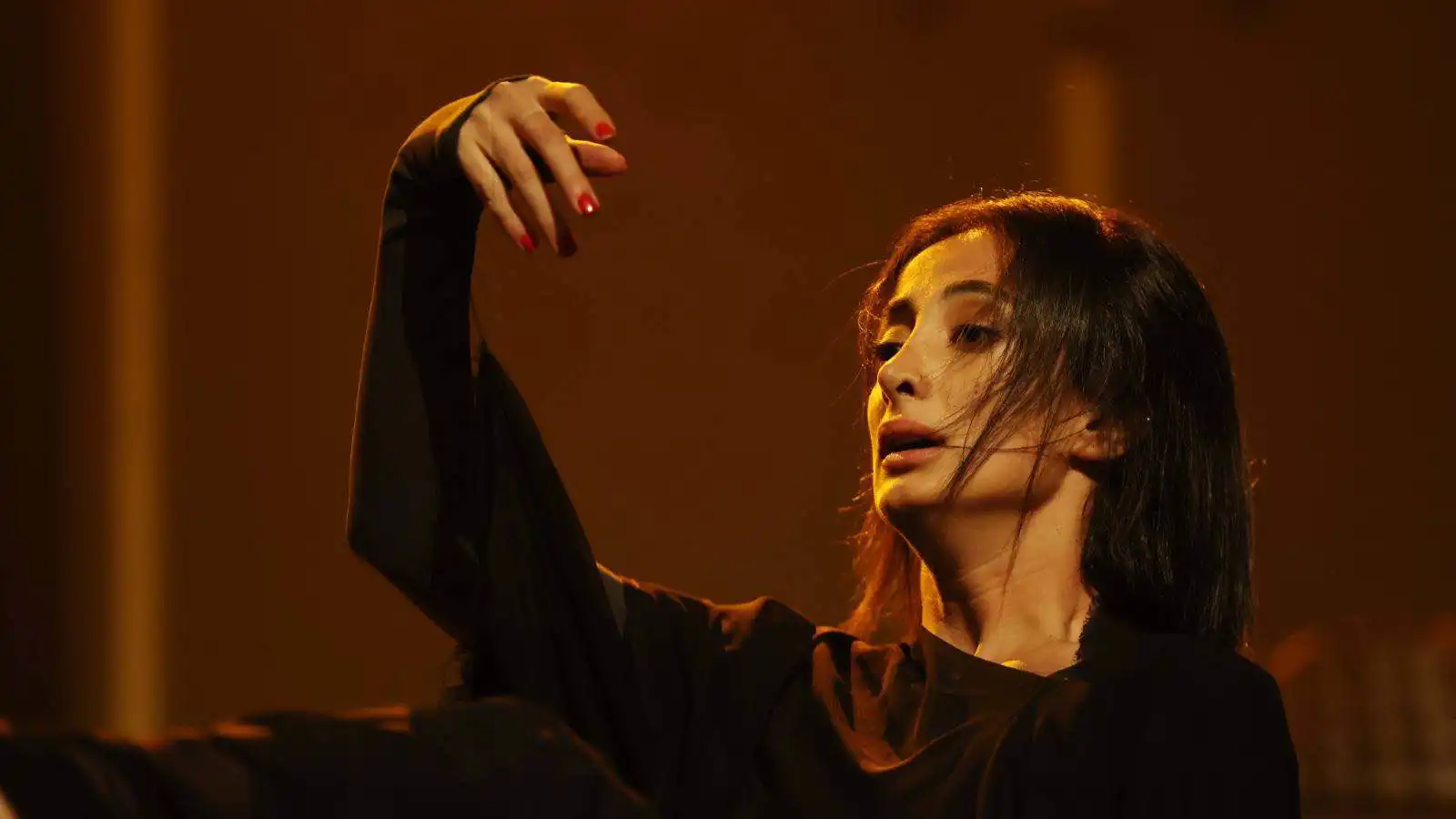 "طلاق مقدس".. مسرحية عراقية تواجه "التوحش" في المشاعر الإنسانية