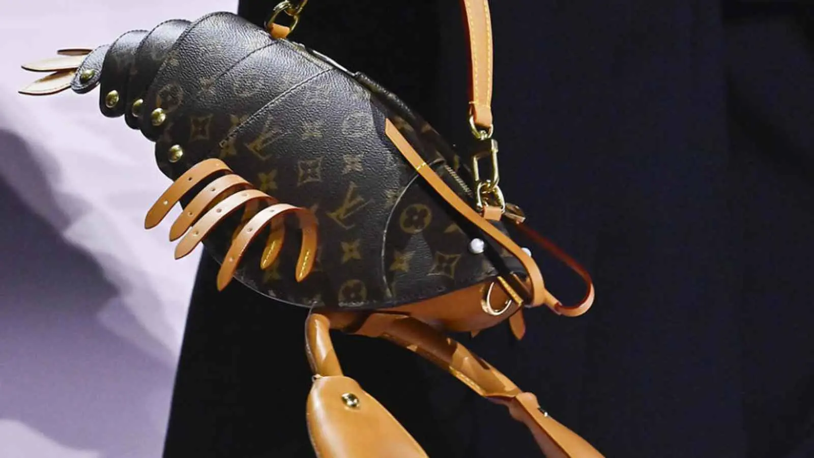 لويس فيتون تثير الجدل بحقيبة رجالية على شكل "كركند" (صور)