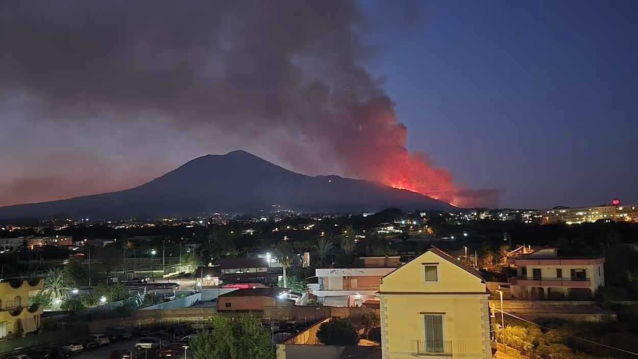 حريق يطوّق جبل فيزوف بإيطاليا ويغلق الطريق إلى فوهة البركان (فيديو)