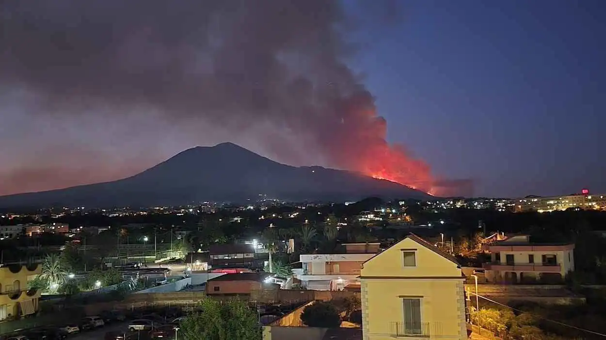 حريق يطوّق جبل فيزوف بإيطاليا ويغلق الطريق إلى فوهة البركان (فيديو)