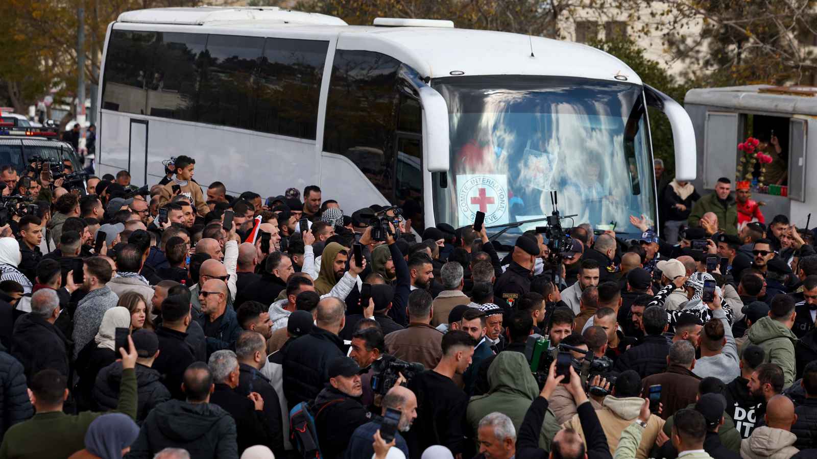 وصول فلسطينيين محررين من السجون الإسرائيلية إلى رام الله (فيديو)