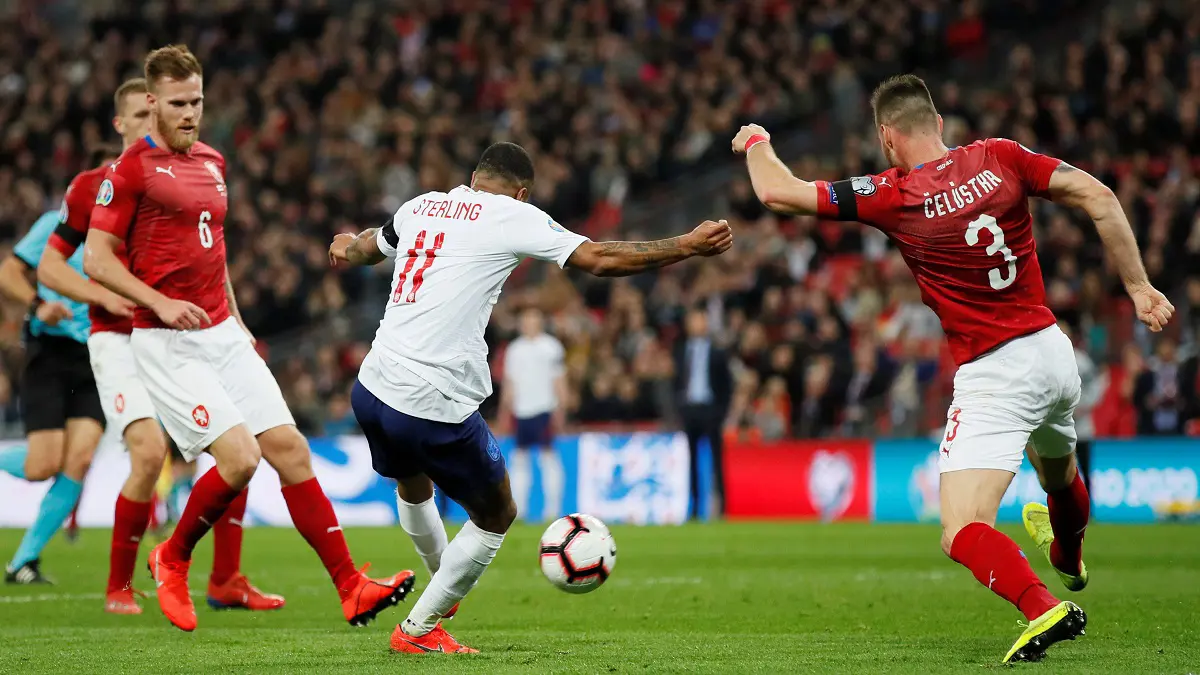 لفتة إنسانية رائعة من رحيم سترلينغ خلال مباراة إنجلترا والتشيك (صور)