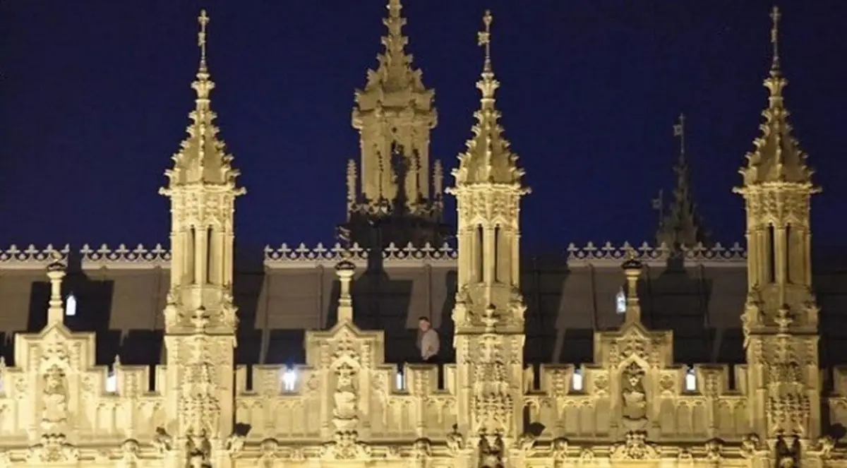 متظاهر يعتلي سطح البرلمان البريطاني لمدة 8 ساعات