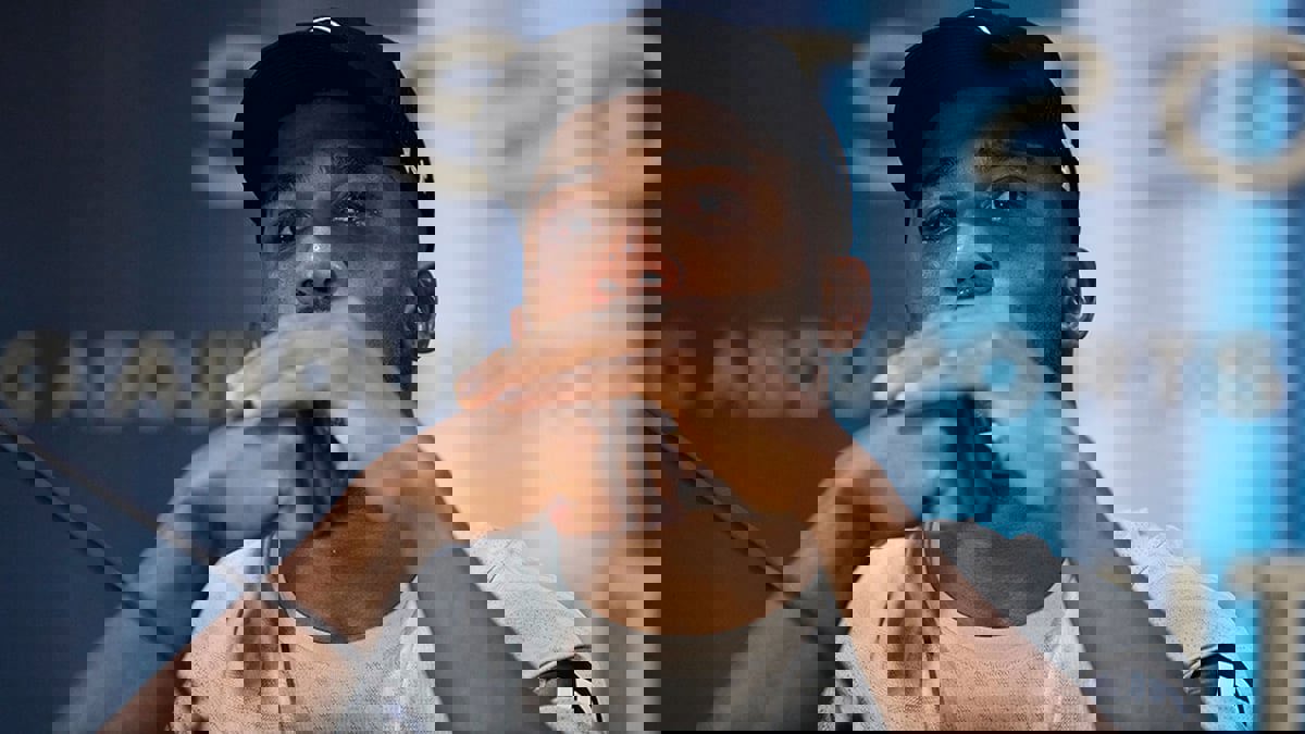 جوشوا يبكي تأثرا بعد الهزيمة أمام أوسيك في نزال البحر الأحمر (فيديو)